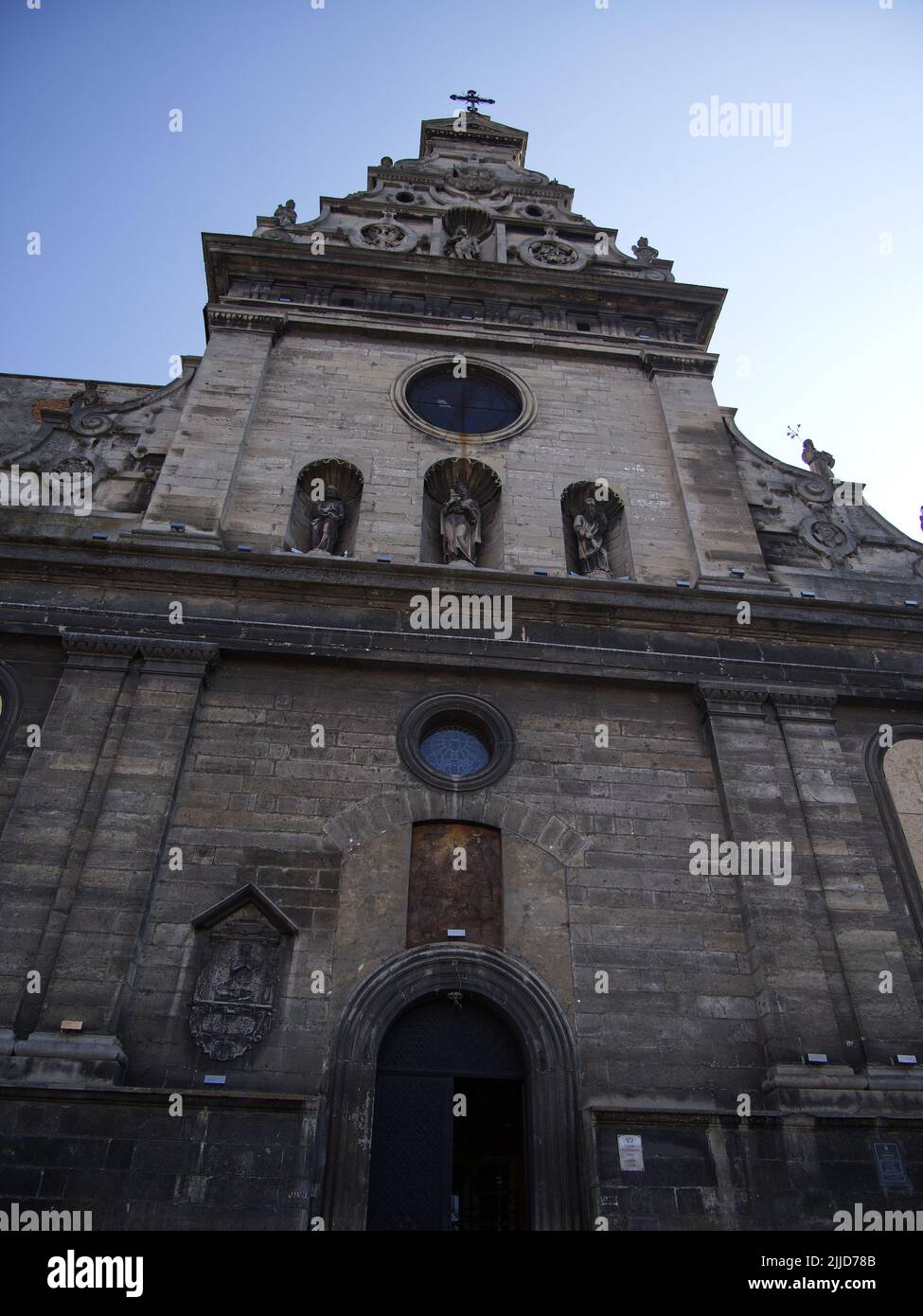 Die Bernardine-Kirche und das Kloster in Lviv, Ukraine, befinden sich in der Altstadt der Stadt. Die Kirche des heiligen Andreas Stockfoto
