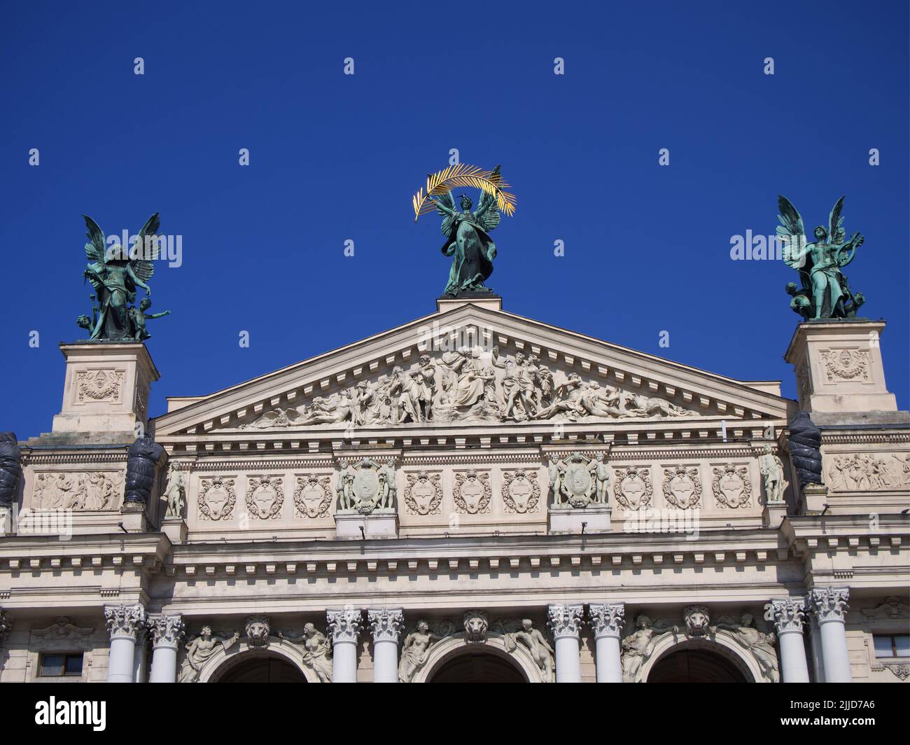 Der obere Teil der Fassade des Operngebäudes in Lemberg ist mit Skulpturen und Reliefs dekoriert. Einige der Skulpturen sind vor Schäden A geschützt Stockfoto