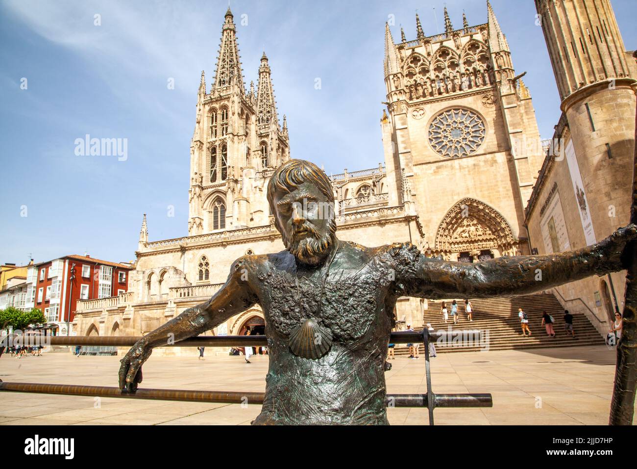 Bronzestatue eines Pilgers auf der plaza Maria vor der Kathedrale Santa Maria in der spanischen Stadt Burgos Spanien Stockfoto
