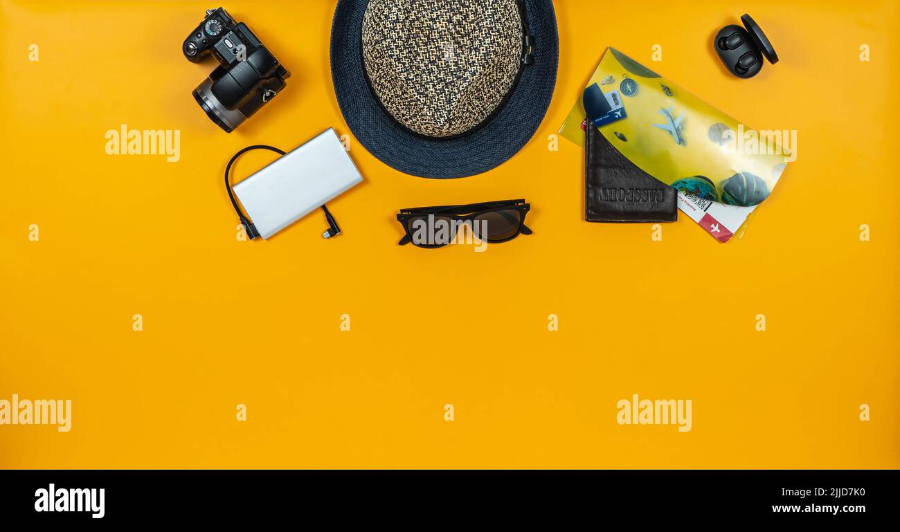 Reisezubehör auf intensivem gelben Hintergrund in der Mitte. Stockfoto