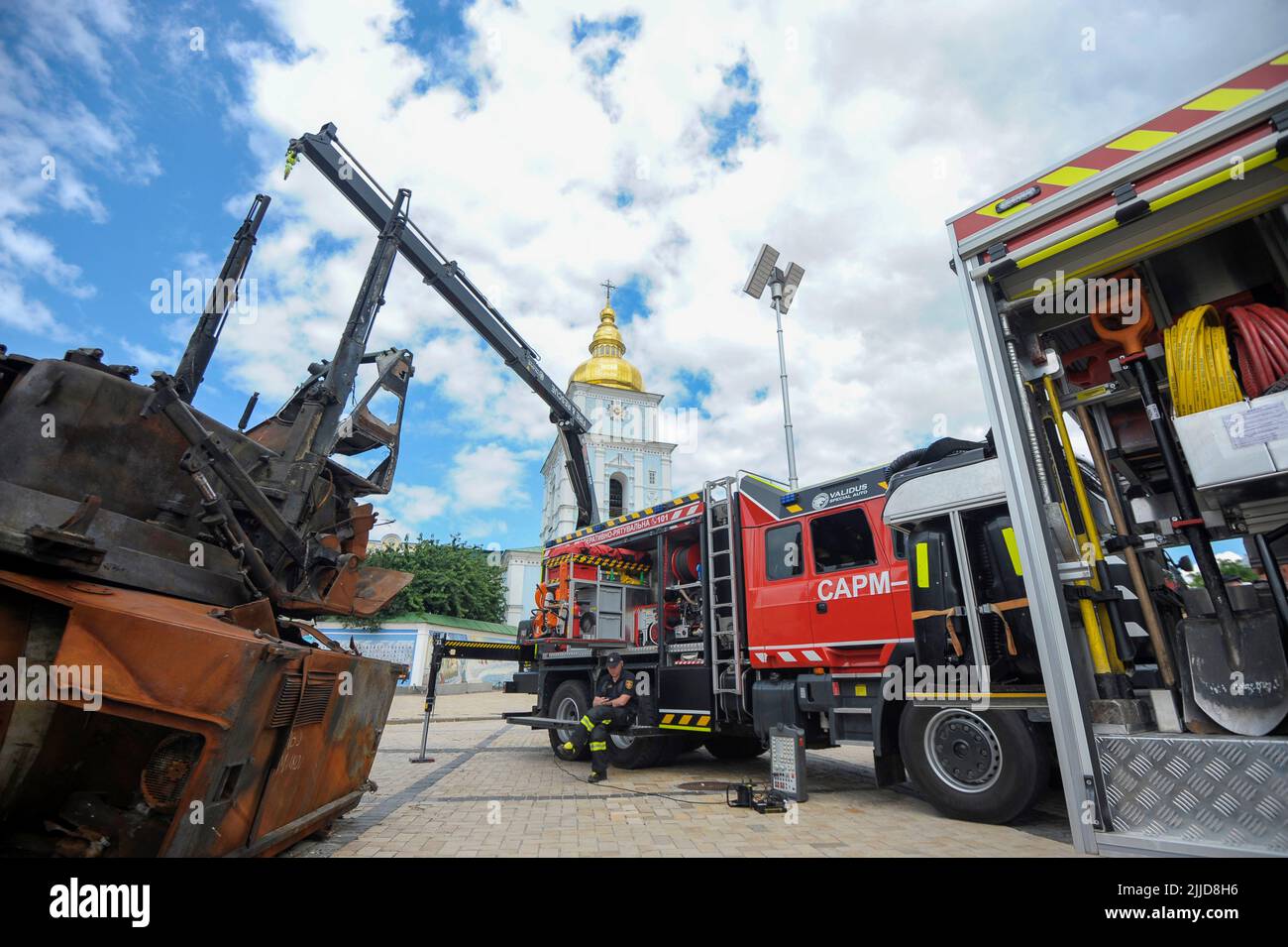 KIEW, UKRAINE - 25. JULI 2022 - Fahrzeuge und Ausrüstung, die die deutsche Regierung dem staatlichen Notdienst der Ukraine (DSNS auf Ukrainisch) übergibt, sind in Betrieb Stockfoto