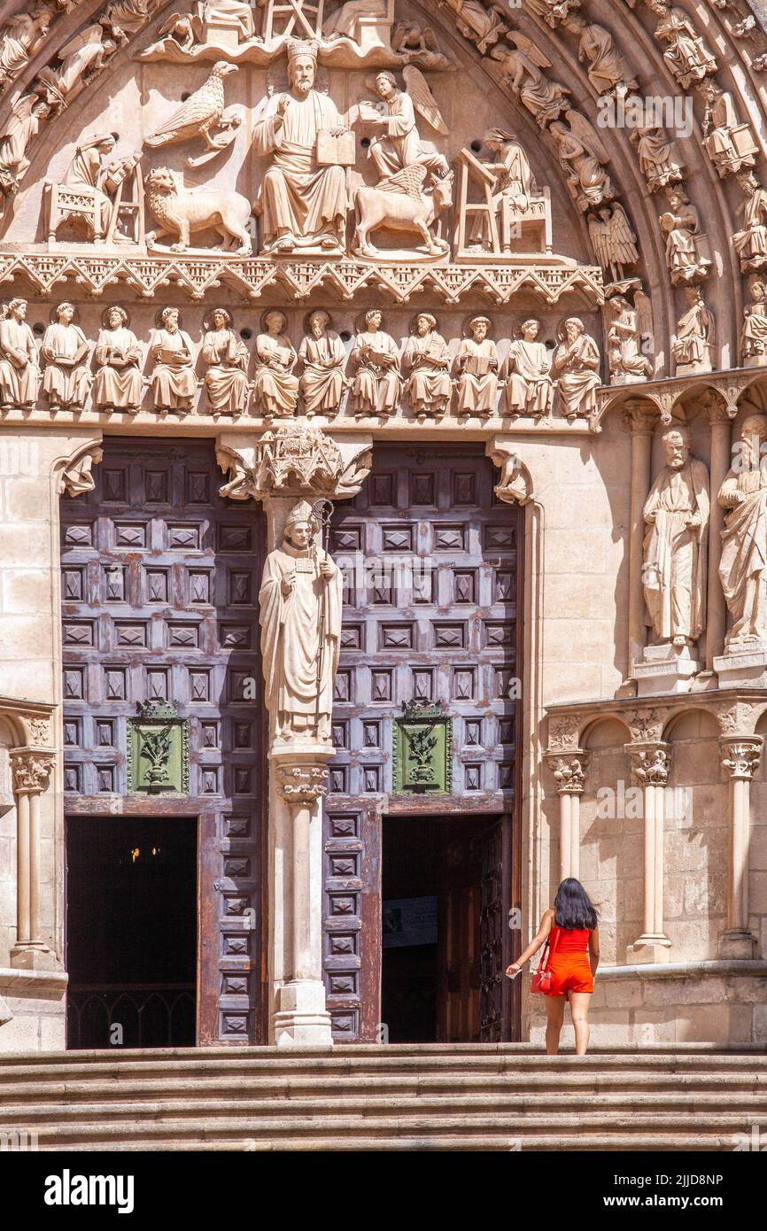 Frau in einem roten Kleid auf den Stufen zur Kathedrale der Jungfrau Maria in der spanischen Stadt Burgos Spanien Stockfoto
