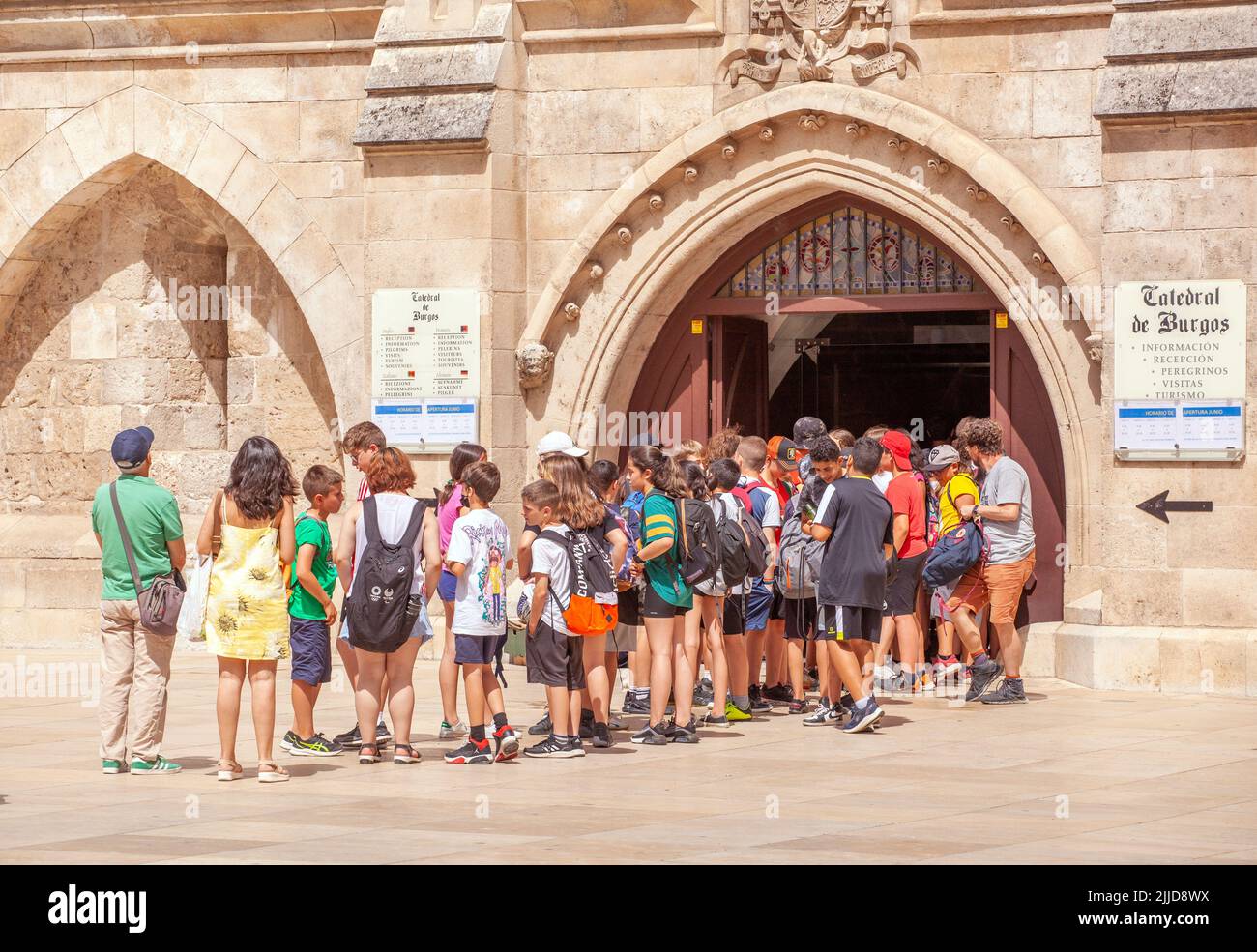 Menschen, die sich in der spanischen Stadt Burgos in Spanien für den Eintritt in die Kathedrale der Jungfrau Maria anstellen Stockfoto