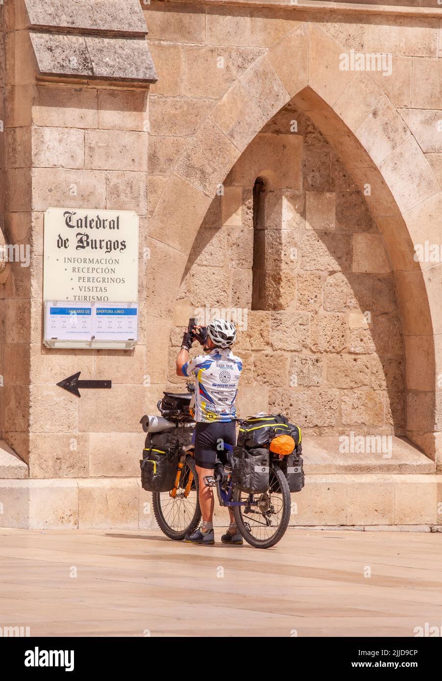 Radler auf dem Camino de Santiago auf der Plaza Santa Maria, in der spanischen Stadt Burgos, Spanien Stockfoto