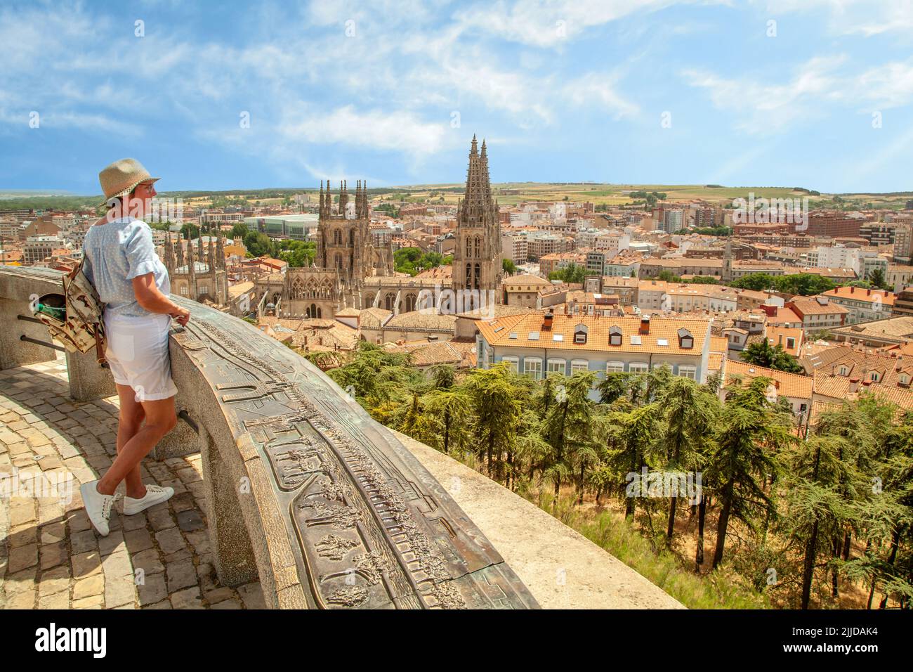 Frau, die den Blick über die spanische Stadt Burgos Spanien vom Mirador Del Castillo aus auf die Kathedrale gerichtet hat Stockfoto