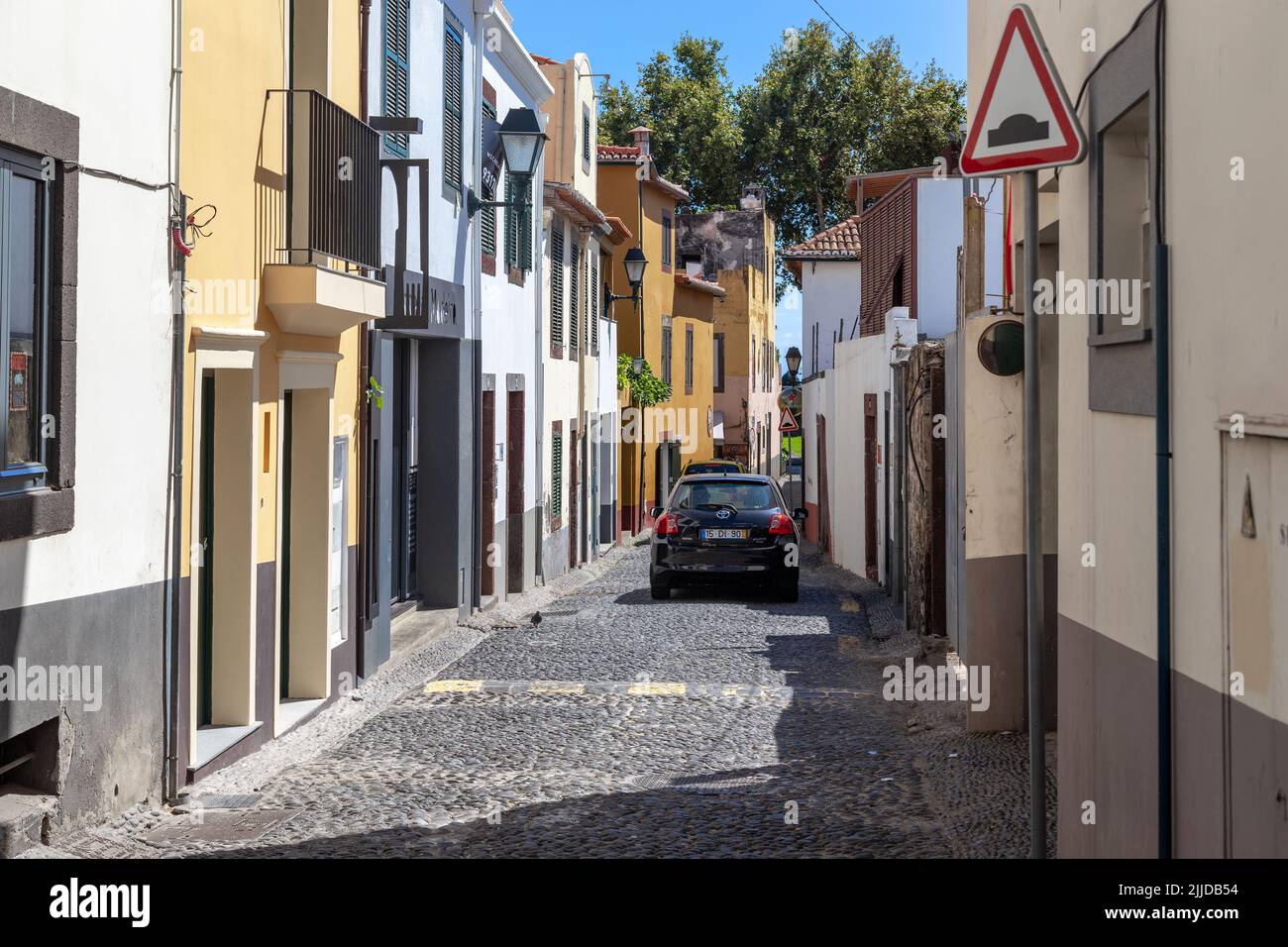 FUNCHAL, PORTUGAL - 29. AUGUST 2021: Dies ist eine der Gassen des ältesten erhaltenen Stadtteils der Stadt - Zona Velha. Stockfoto