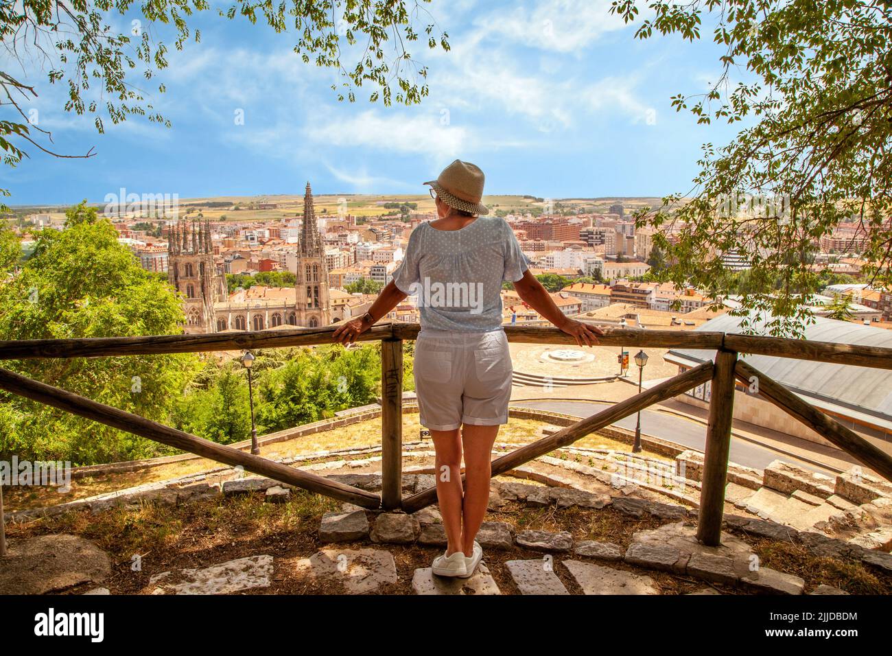 Frau, die den Blick über die spanische Stadt Burgos Spanien vom Mirador Del Castillo aus auf die Kathedrale gerichtet hat Stockfoto
