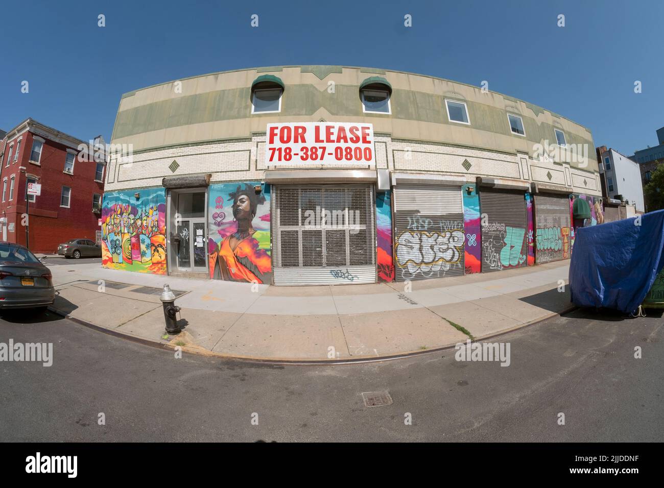 Ein leeres Gebäude zur Miete in der Roebling Street in Williamsburg, Brooklyn, New York City. Stockfoto