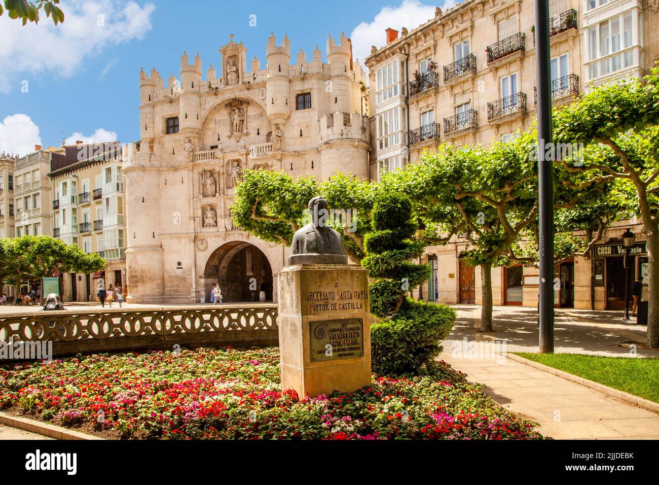 Das Stadttor von Santa Maria, in der spanischen Stadt Burgos Spanien vom Burgos Park und den Gärten aus gesehen Stockfoto