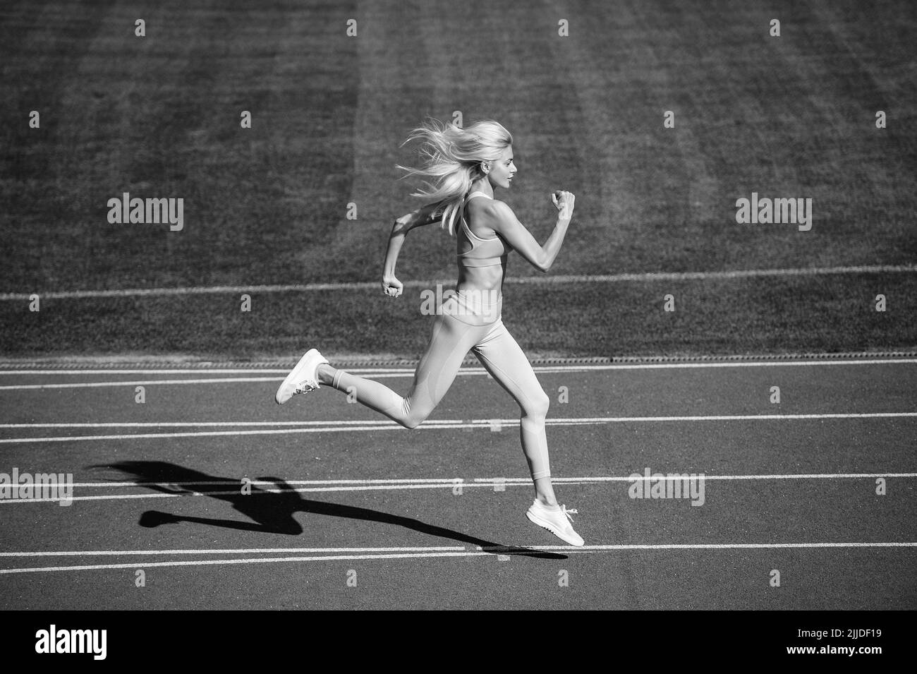 Frau in Bewegung. Sportliche Dame im Sprint konkurrieren. Sport gesunden Lebensstil. Fitness-Training im Freien Stockfoto