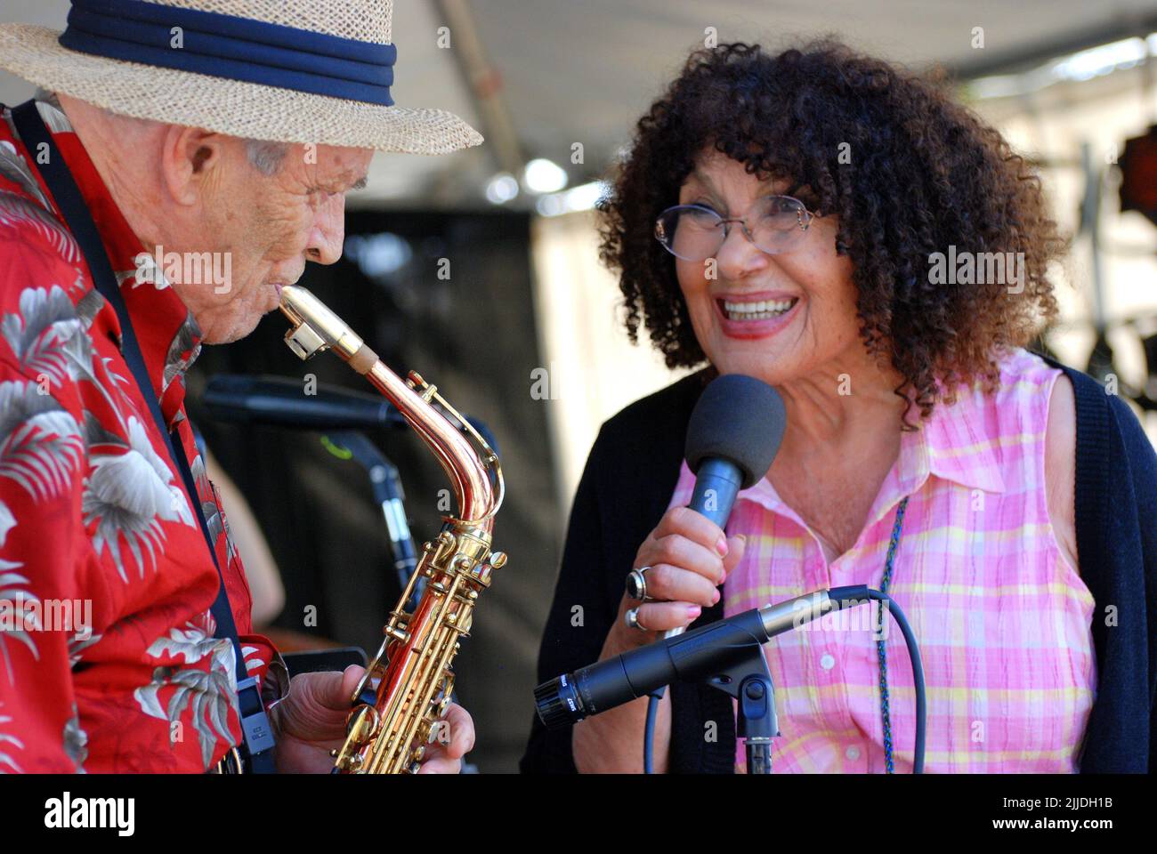 Sängerin Dame Cleo Laine und ihr Mann Sir John Dankworth Proben gemeinsam für eine Aufführung auf der Bühne bei einer Open-Air-Veranstaltung in Los Angeles, CA. Stockfoto