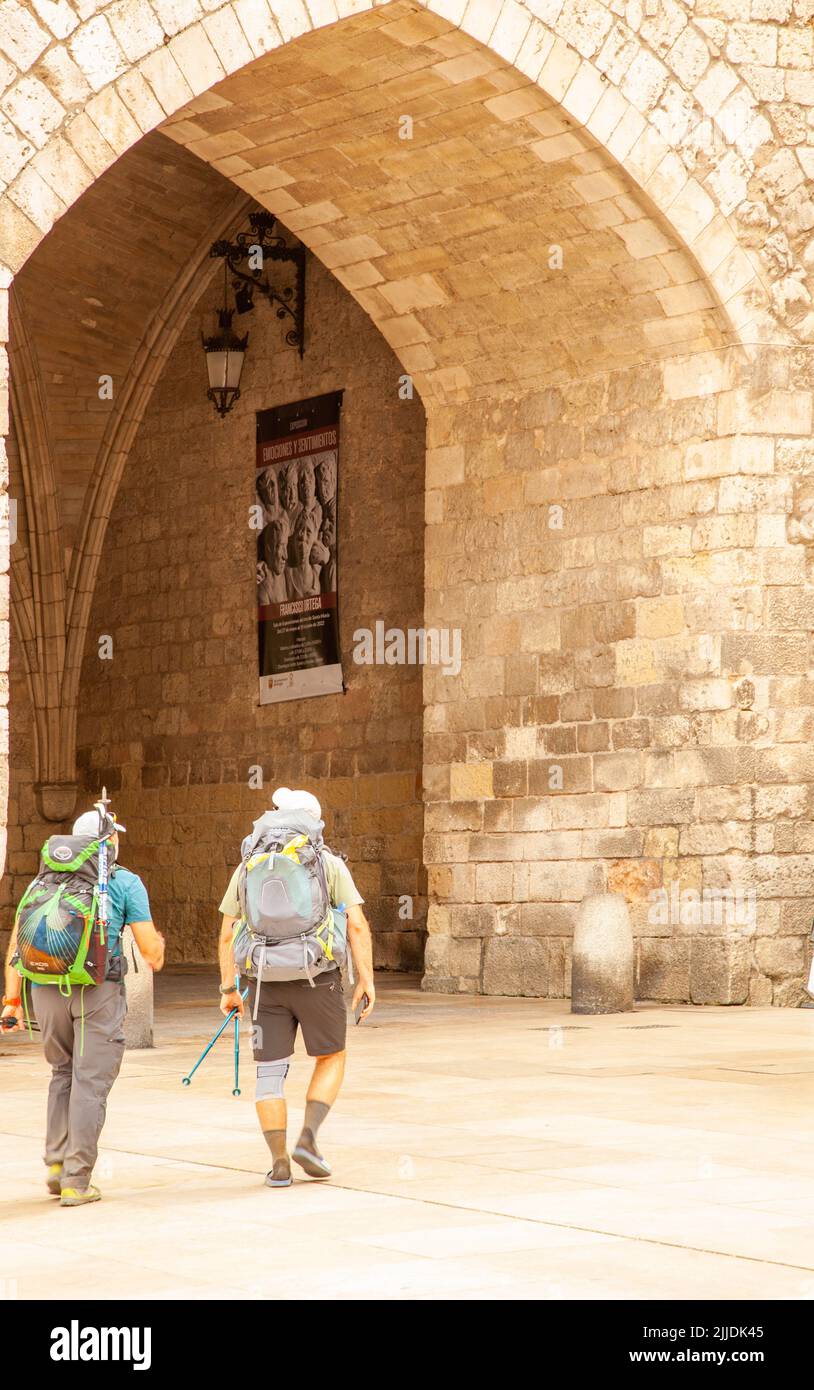 Pilger auf dem Jakobsweg, dem Jakobsweg, der durch das Stadttor von Santa Maria in der spanischen Stadt Burgos in Spanien führt Stockfoto