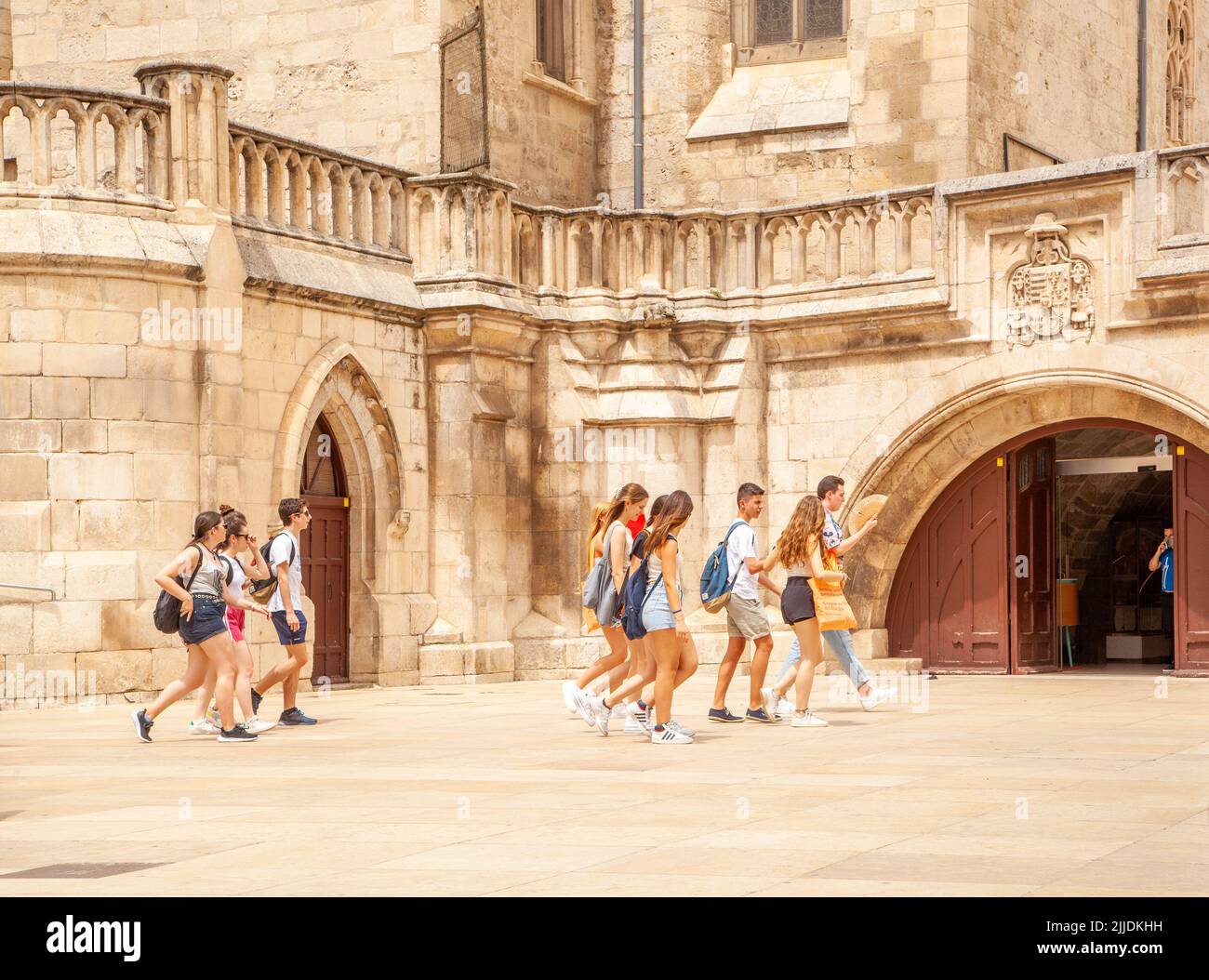 Schulgruppe, die an der Kathedrale auf der plaza Santa Maria, Burgos, Spanien, vorbeikommt Stockfoto