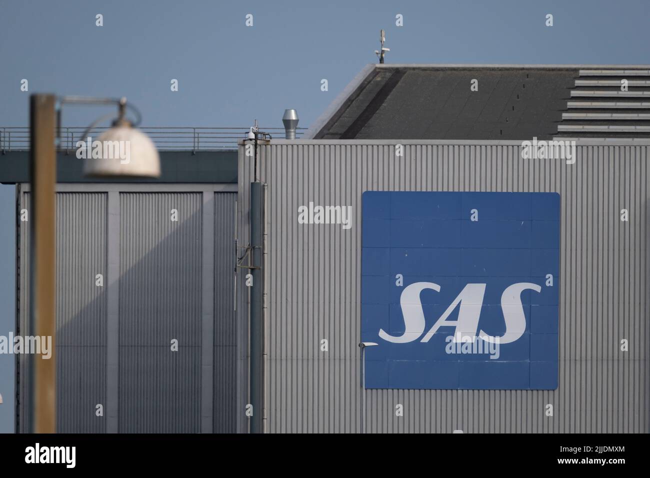 Kopenhagen / DÄNEMARK - 22. JULI 2022: SAS, Scandinavian Airlines System, Logo an der Wand eines Flughafengebäudes. Stockfoto