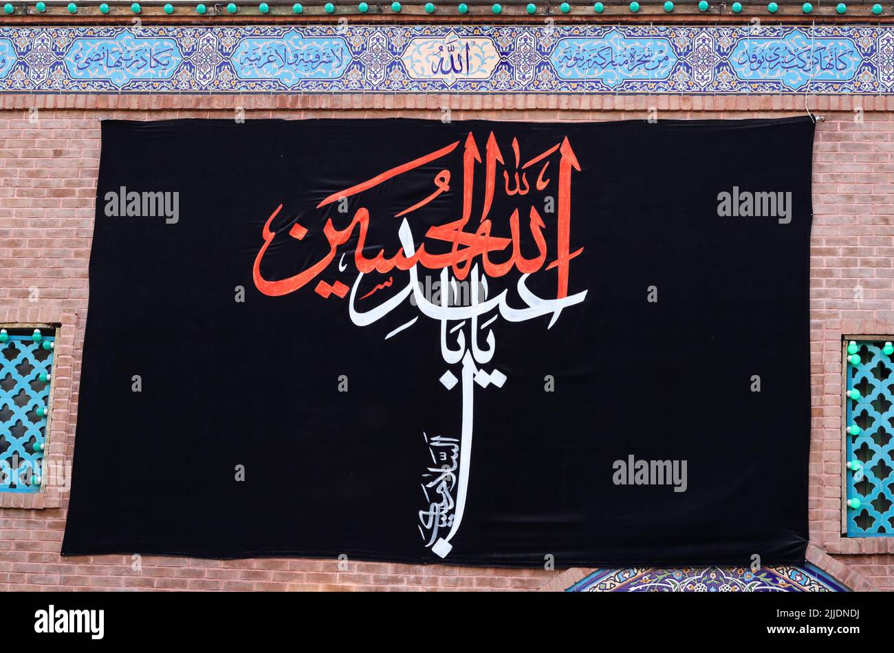 Imam Hosseins Trauerfahne an der Wand der Moschee Stockfoto