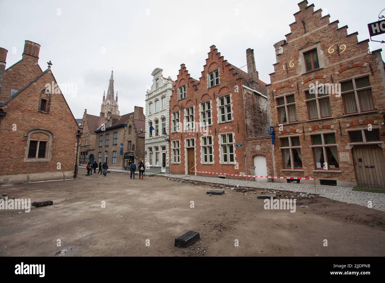 Brügge, Belgien, Straßenszene in der Stadt, Baustelle - Square reconstruction in progress, with surrounding old Gothic style buildings Stockfoto