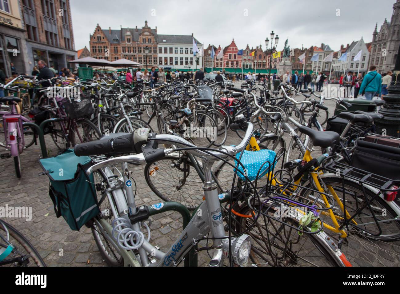Brügge, Belgien, Straßenszene in der Stadt, Fahrräder, die am Stadtplatz geparkt werden, das Radfahren ist eine gängige Transportart durch die Städte in den benelux-Ländern Stockfoto
