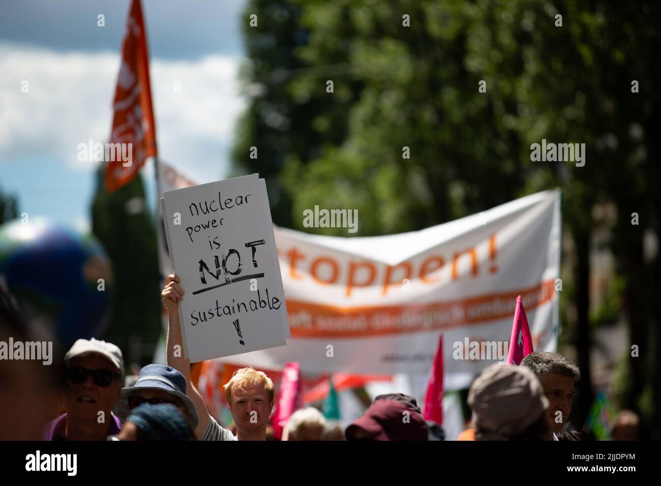 München, Deutschland. 25.. Juni 2022. Zeichen: „ Atomkraft ist nicht nachhaltig “. Am 25. Juni nahmen 2022 6000 Menschen an der Anti-G7-Demo in München Teil, um gegen Artensterben, soziale Ungleichheit und die Klimakrise zu protestieren. (Foto: Alexander Pohl/Sipa USA) Quelle: SIPA USA/Alamy Live News Stockfoto