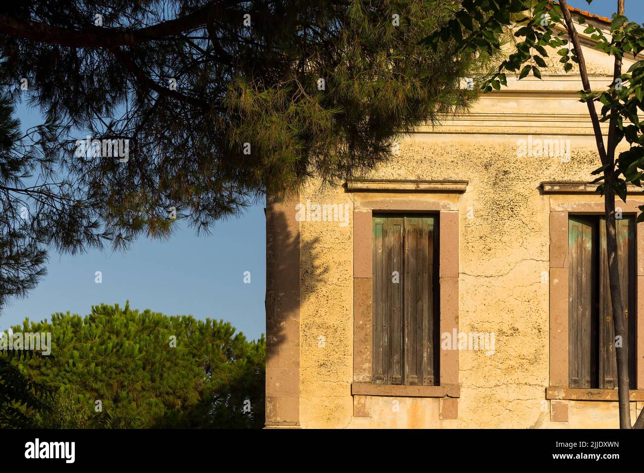 Blick auf das alte, historische, traditionelle Steinhaus im ägäischen, mediterranen Stil, eingefangen in Ayvalik, Türkei. Es ist ein sonniger Summe Stockfoto