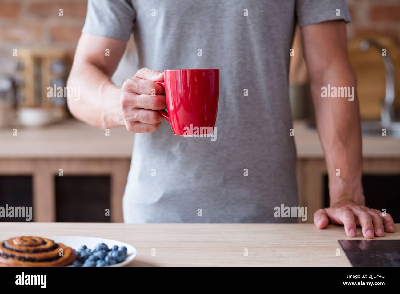 Morgen Tee Kaffee schlechte Frühstück Gewohnheit Mann roten Becher Stockfoto