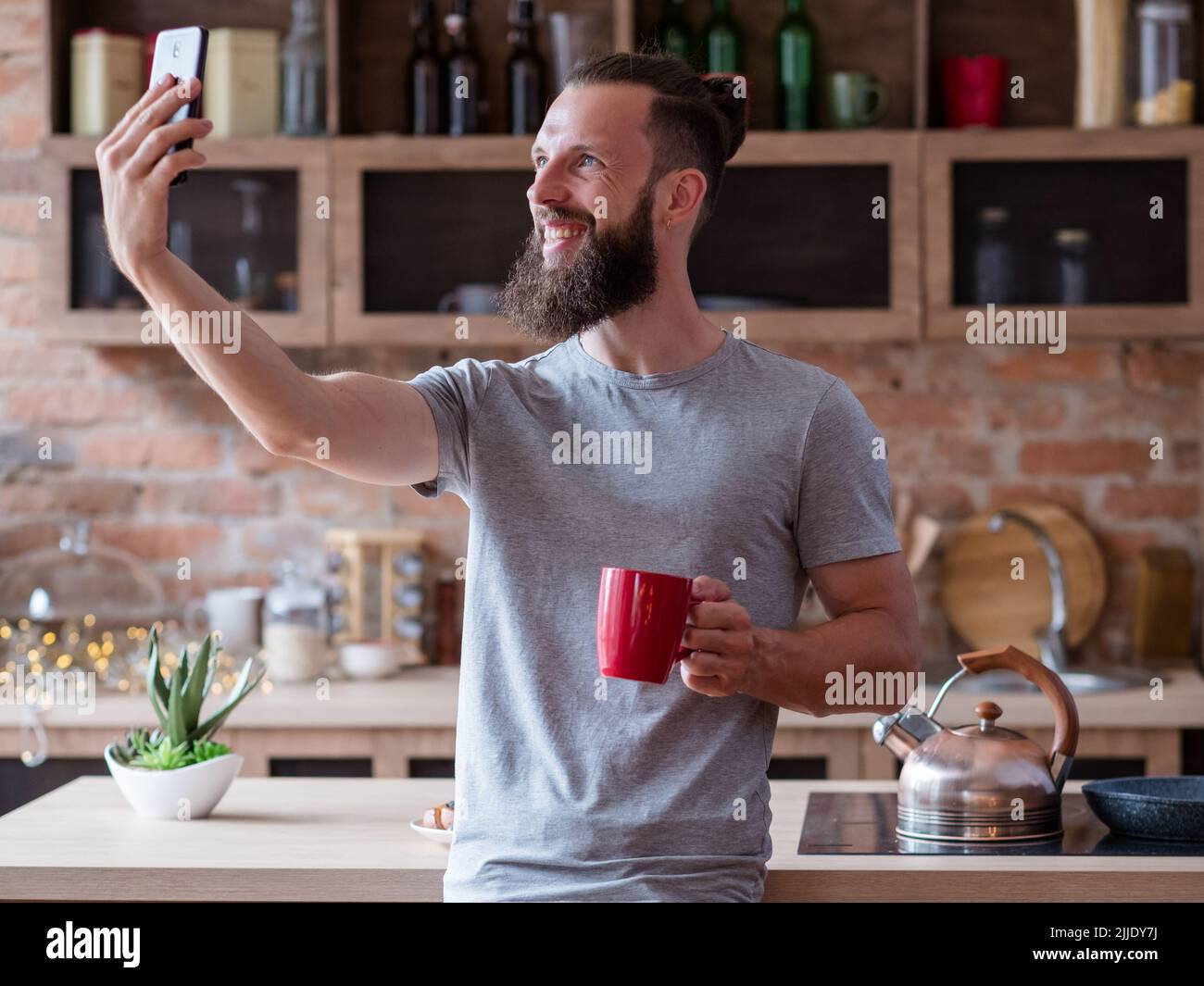 Social Network süchtig Lifestyle Mann Selfie Küche Stockfoto
