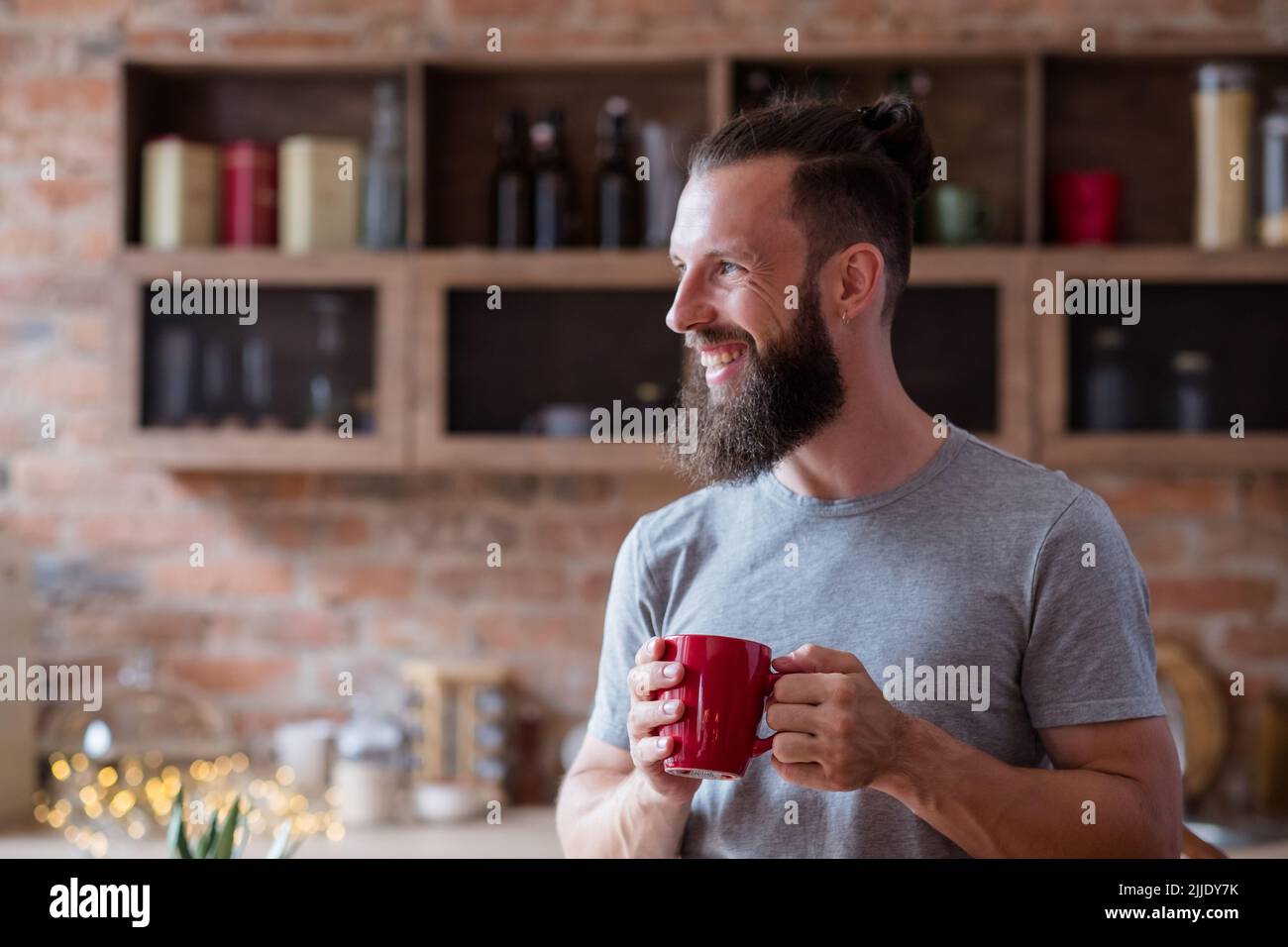 Heiße Getränke Gewohnheit lächelnd Mann Küche Tasse Tee Kaffee Stockfoto
