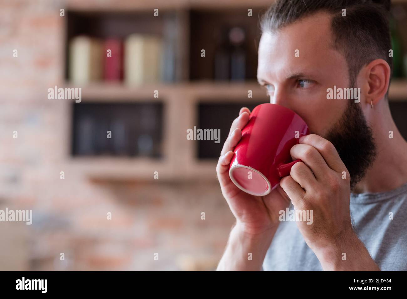Tee Kaffee Pause entspannende Gewohnheit trinken Mann roten Becher Stockfoto