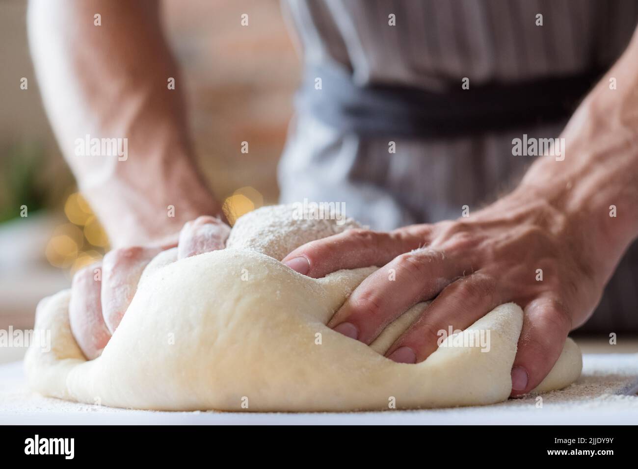 Brotbackrezept Lebensmittel Hände zubereiten Teig kneten Stockfoto