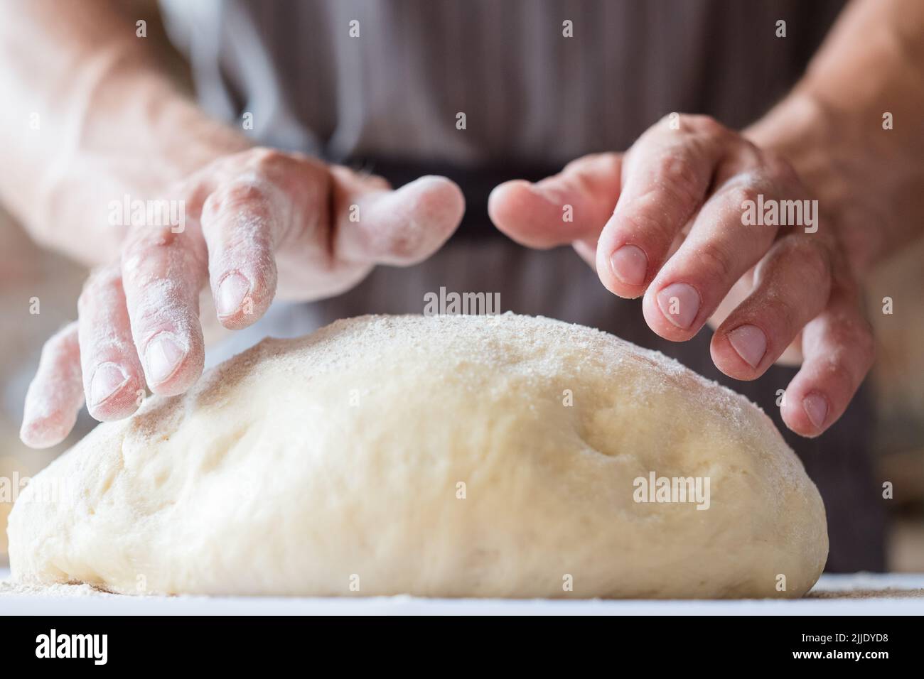Brotbackwaren Essen kulinarischer Mann Hände kneten Teig Stockfoto