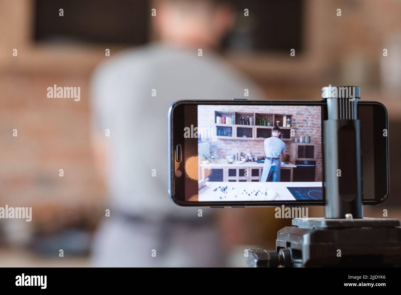 Technologie Video schießen Telefon Kamera Mann Küche Stockfoto