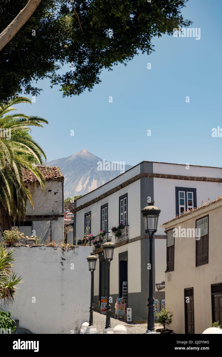 Häuser in Icod de los Vinos mit dem Teide im Hintergrund Stockfoto