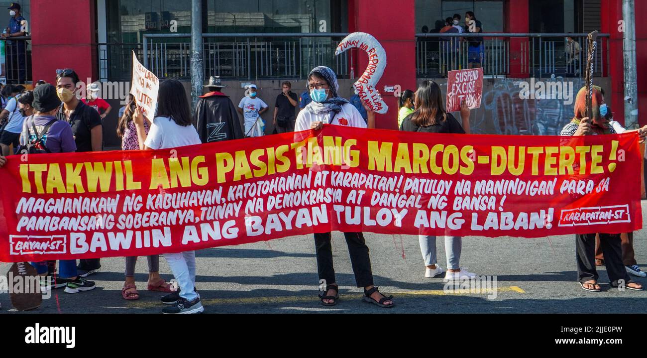 Quezon City, Philippinen. 25.. Juli 2022. Die erste Rede des philippinischen Präsidenten Ferdinand 'Bongbong' Marcos Jr. zum Staat der Nationen wurde durch einen Protest der militanten Gruppen eingeleitet. (Foto: Edd Castro/Pacific Press) Quelle: Pacific Press Media Production Corp./Alamy Live News Stockfoto