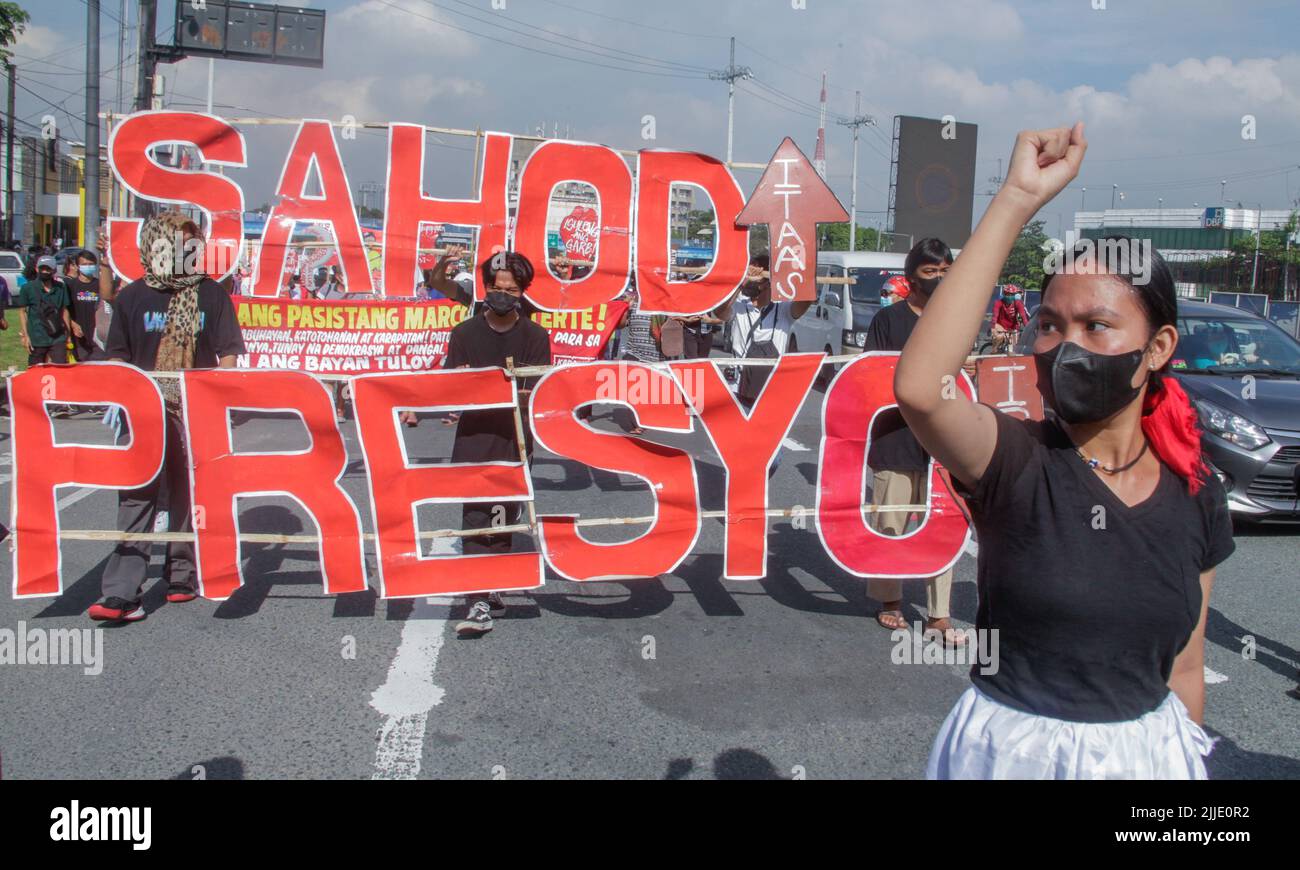 Quezon City, Philippinen. 25.. Juli 2022. Die erste Rede des philippinischen Präsidenten Ferdinand 'Bongbong' Marcos Jr. zum Staat der Nationen wurde durch einen Protest der militanten Gruppen eingeleitet. (Foto: Edd Castro/Pacific Press) Quelle: Pacific Press Media Production Corp./Alamy Live News Stockfoto