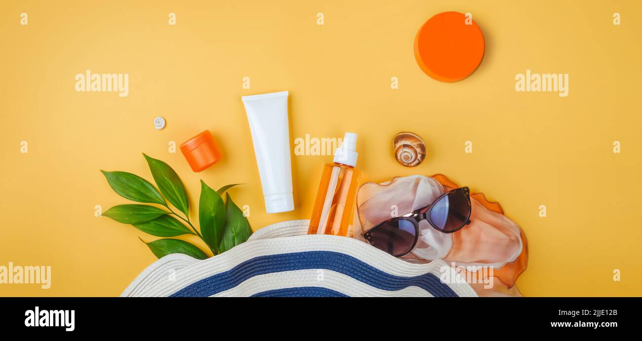 Strandset: hut, Sonnenbrille und Schutzcreme SPF Strandzubehör. Sommerreisekonzept Stockfoto