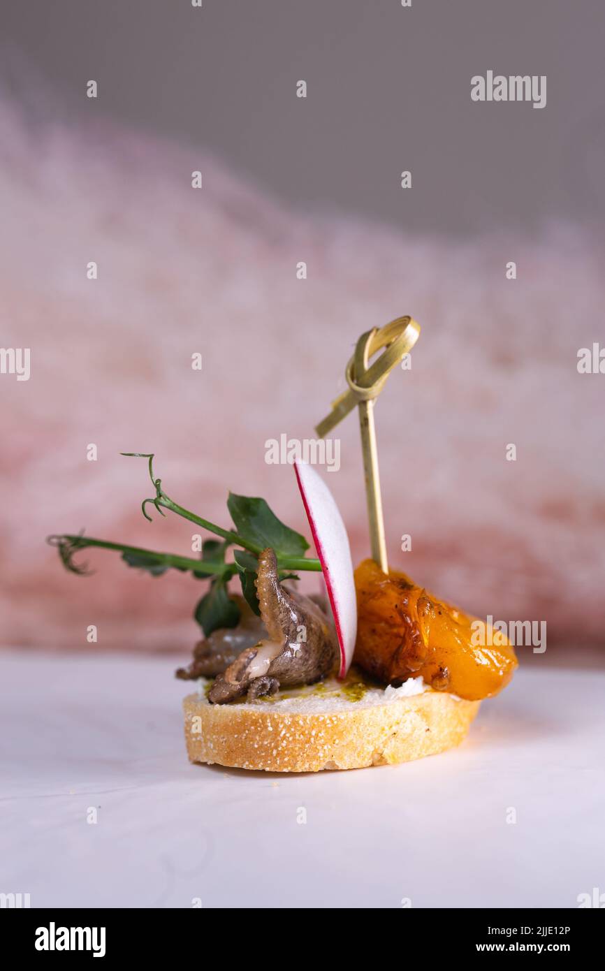 Bruschetta mit Babyoktopusse. Snacks bei der Veranstaltung. Stockfoto