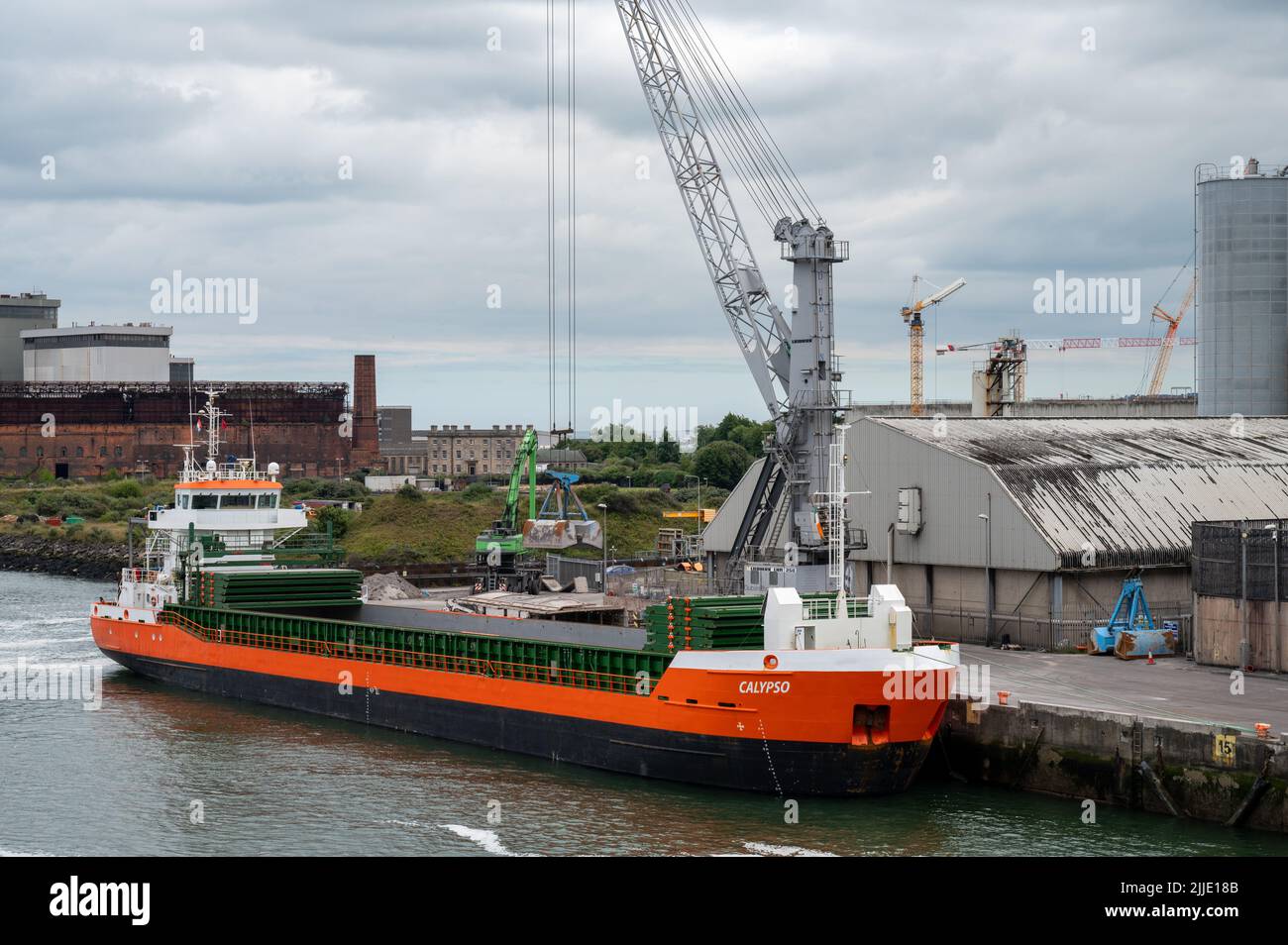 Dublin, Irland - 7. Juli 2022: Fracht wird von einem Schiff im Hafen von Dublin entladen Stockfoto