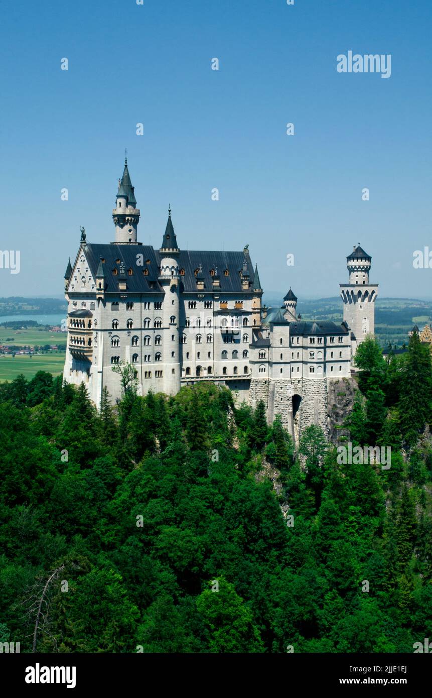 Fussen, Deutschland - 29. Juni 2019: Schloss Neuschwanstein in Nebel gehüllt in den bayerischen Alpen. Stockfoto