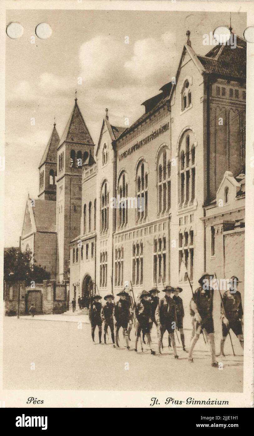 Jt. Pius High School. Bildpostkarte aus dem Jahr 1920s. Seit Januar 1966 sammelt die Ortsgeschichtliche Sammlung der Bibliothek Csorba Gyz Könyvtár Fotos und Postkarten aus dem Kreis Baranya. Nach den am 1.. Februar 2016 aktualisierten Daten besteht die Sammlung aus 11.565 Exemplaren. Als Ergebnis des 2012 gestarteten Digitalisierungsprojekts umfasst die Sammlung rund 59.000 schwarz-weiß- und farbige Datensätze unterschiedlicher Größen und Typen, die über den elektronischen Katalog recherchierbar sind. Stockfoto