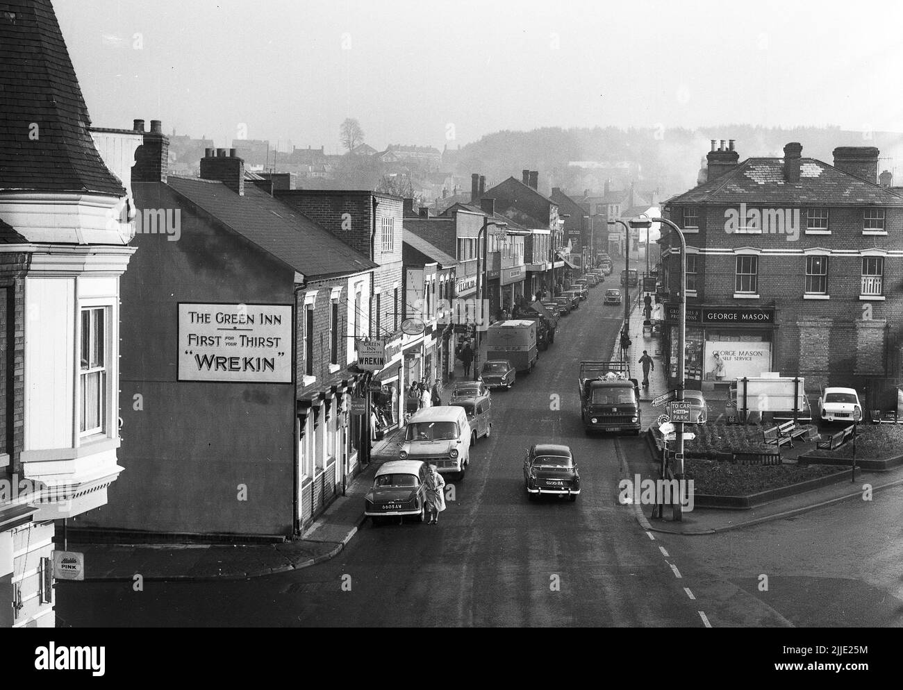 Die britische Provinzstadt High Street im Bild von David BAGNALL aus dem Jahr 1960s Stockfoto