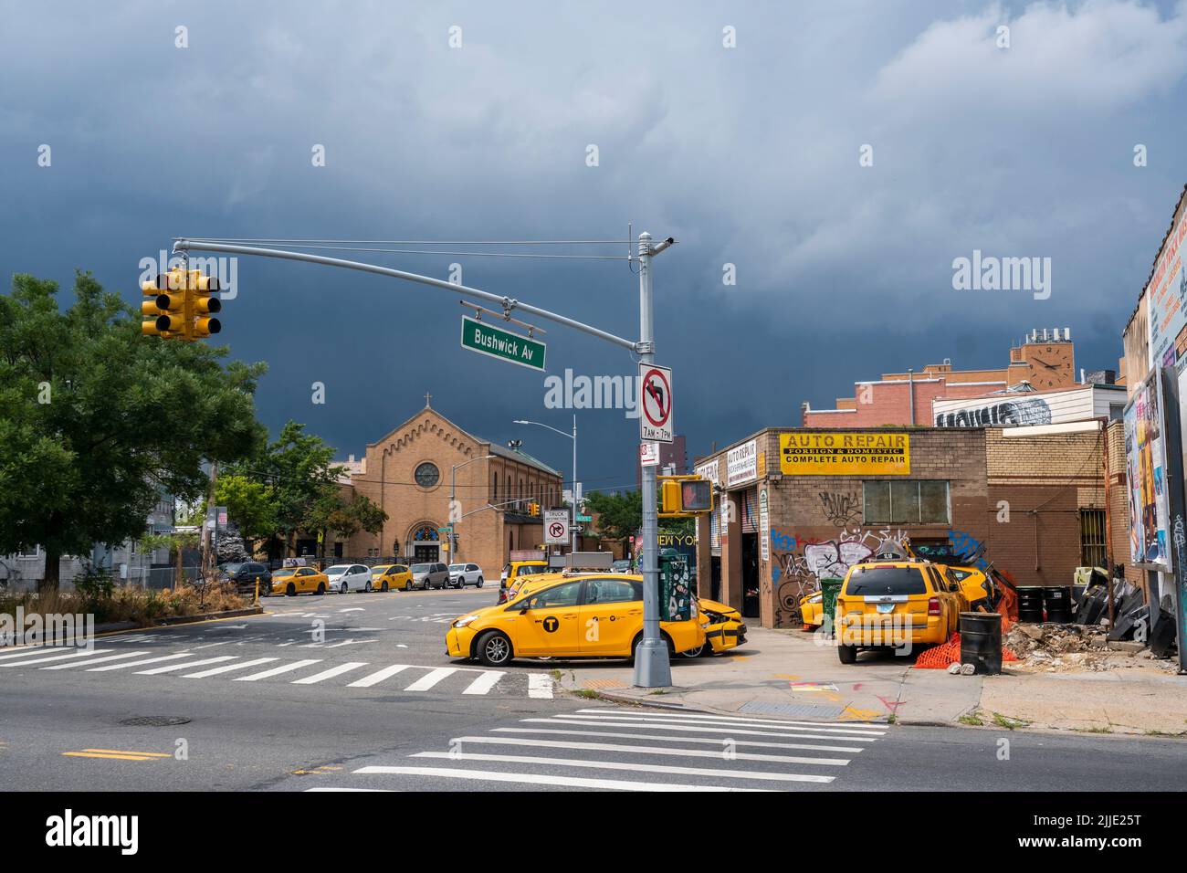 Autoreparatur und Taxi-Garage mit einem drohenden Sturm in Bushwick im Stadtteil Brooklyn in New York am Samstag, den 16. Juli 2022. (© Richard B. Levine) Stockfoto