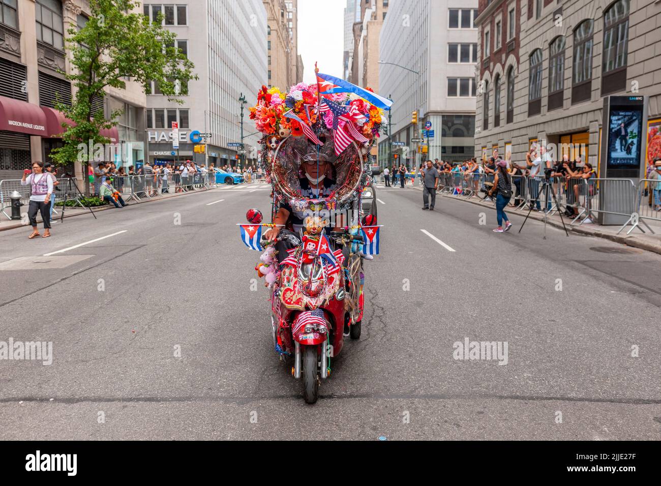 Kunstvoll geschmückter Roller bei der Parade zum Hispanic American Day auf der Madison Avenue in New York am Sonntag, den 17. Juli 2022. (© Richard B. Levine) Stockfoto