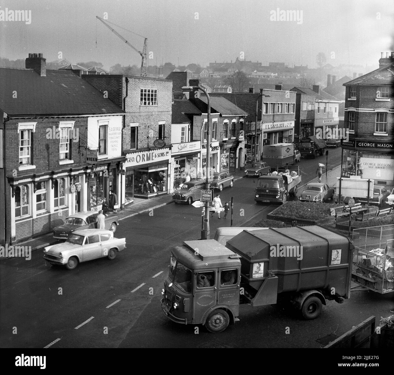 Die britische Provinzstadt High Street im Bild von David BAGNALL aus dem Jahr 1960s Stockfoto