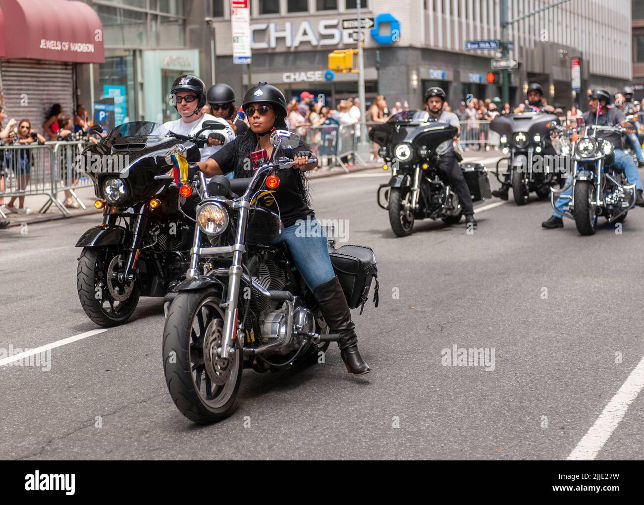 Harley-Davidson-Fans während der Parade zum Hispanic American Day auf der Madison Avenue in New York am Sonntag, den 17. Juli 2022. (© Richard B. Levine) Stockfoto