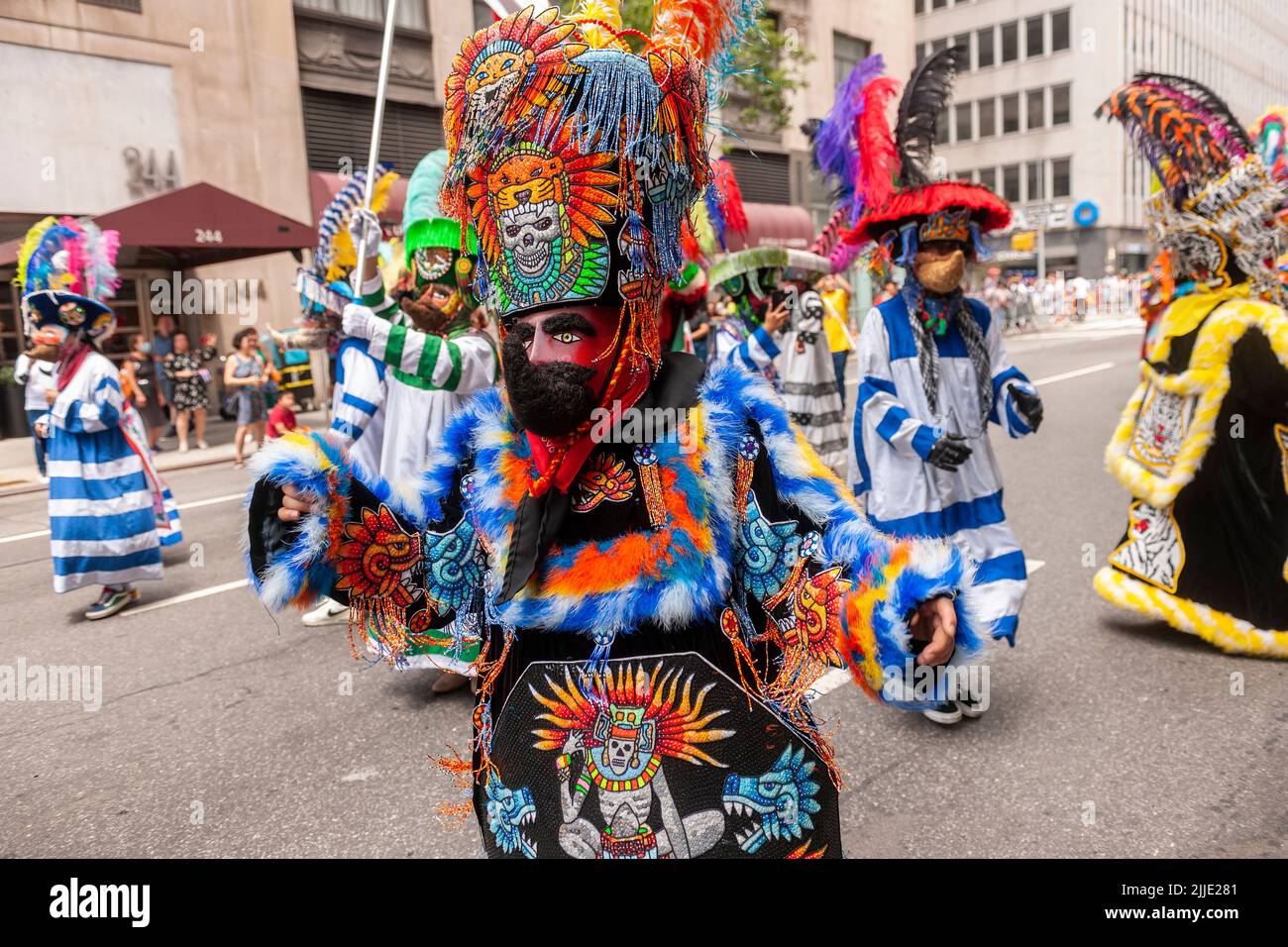 Mexikanische Volkstanzgruppe tritt während der kubanischen Hispanic American Day Parade auf der Madison Avenue in New York am Sonntag, den 17. Juli 2022, auf. (© Richard B. Levine) Stockfoto