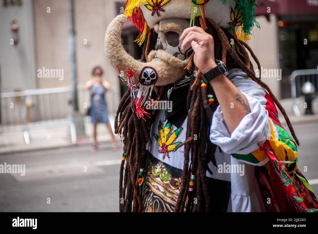 Mexikanische Volkstanzgruppe tritt während der kubanischen Hispanic American Day Parade auf der Madison Avenue in New York am Sonntag, den 17. Juli 2022, auf. (© Richard B. Levine) Stockfoto