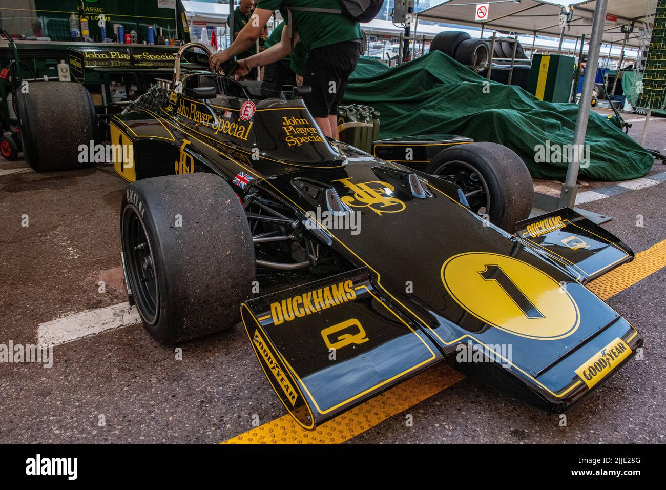 Die berühmten schwarz-goldenen JPS Lotus Formel 1 Autos in den Boxen des historischen Grand Prix in Monaco Stockfoto