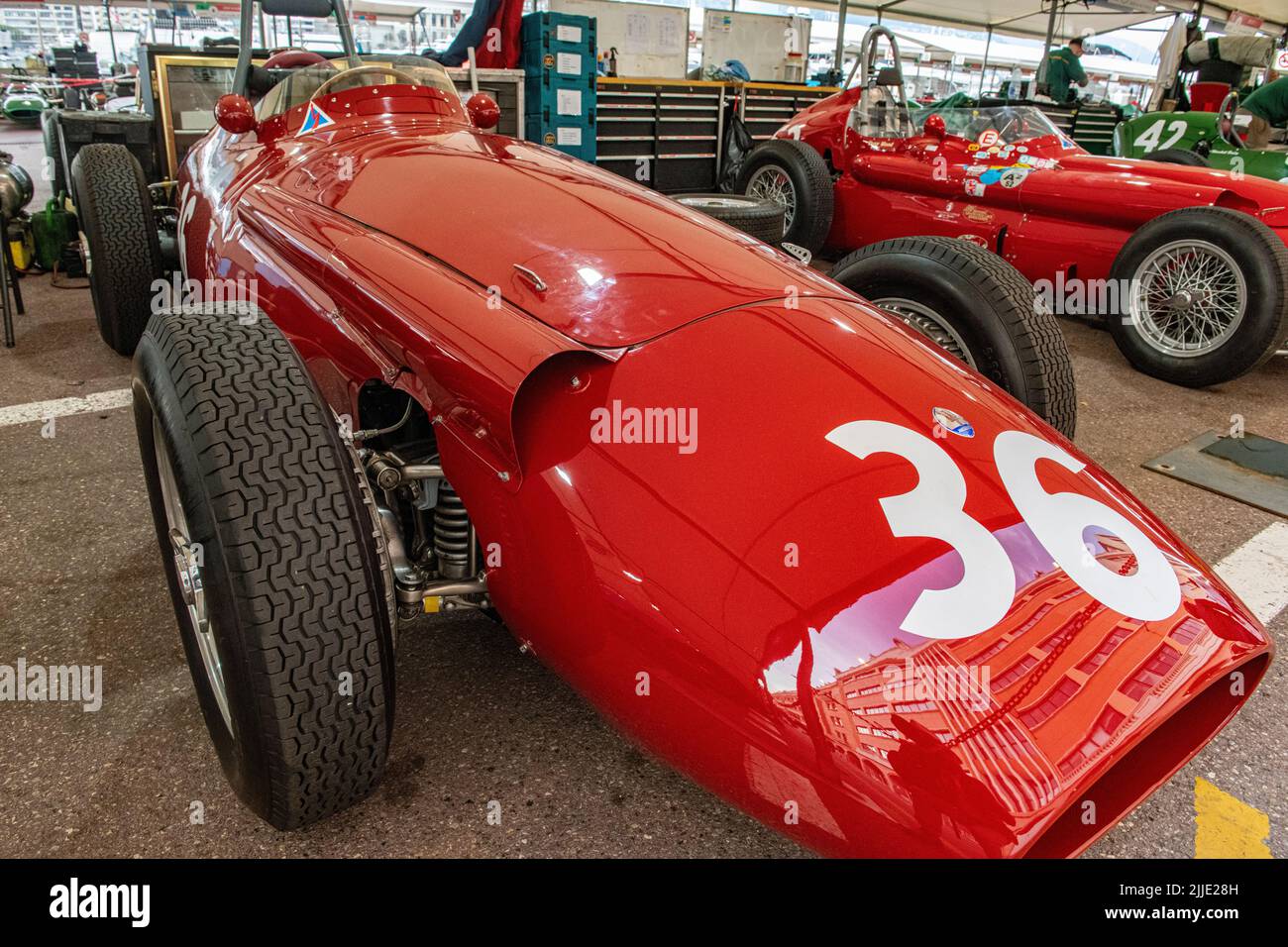 Ein Einsitzer von Maserati in den Boxen des historischen Grand Prix von Monaco Stockfoto