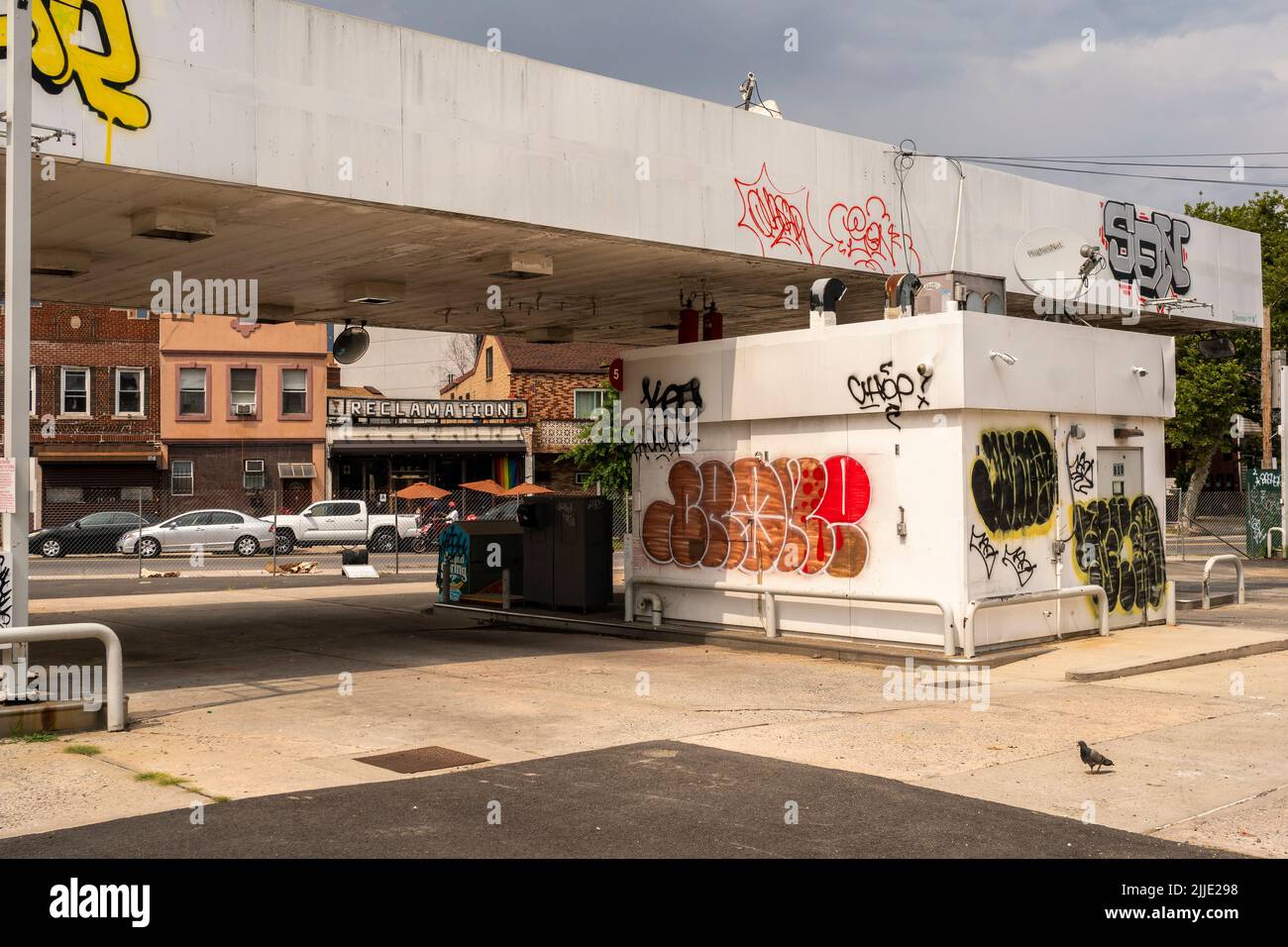 Eine geschlossene Tankstelle, die am Samstag, den 16. Juli 2022, in Bushwick im Stadtteil Brooklyn in New York auf die Erschließung wartet. (© Richard B. Levine) Stockfoto