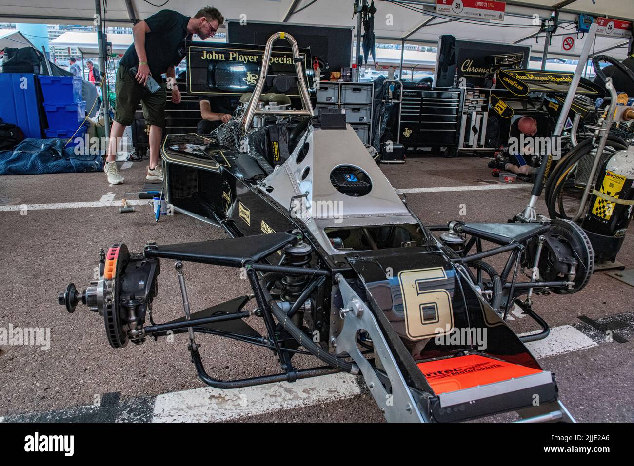 Die berühmten schwarz-goldenen JPS Lotus Formel 1 Autos in den Boxen des historischen Grand Prix in Monaco Stockfoto