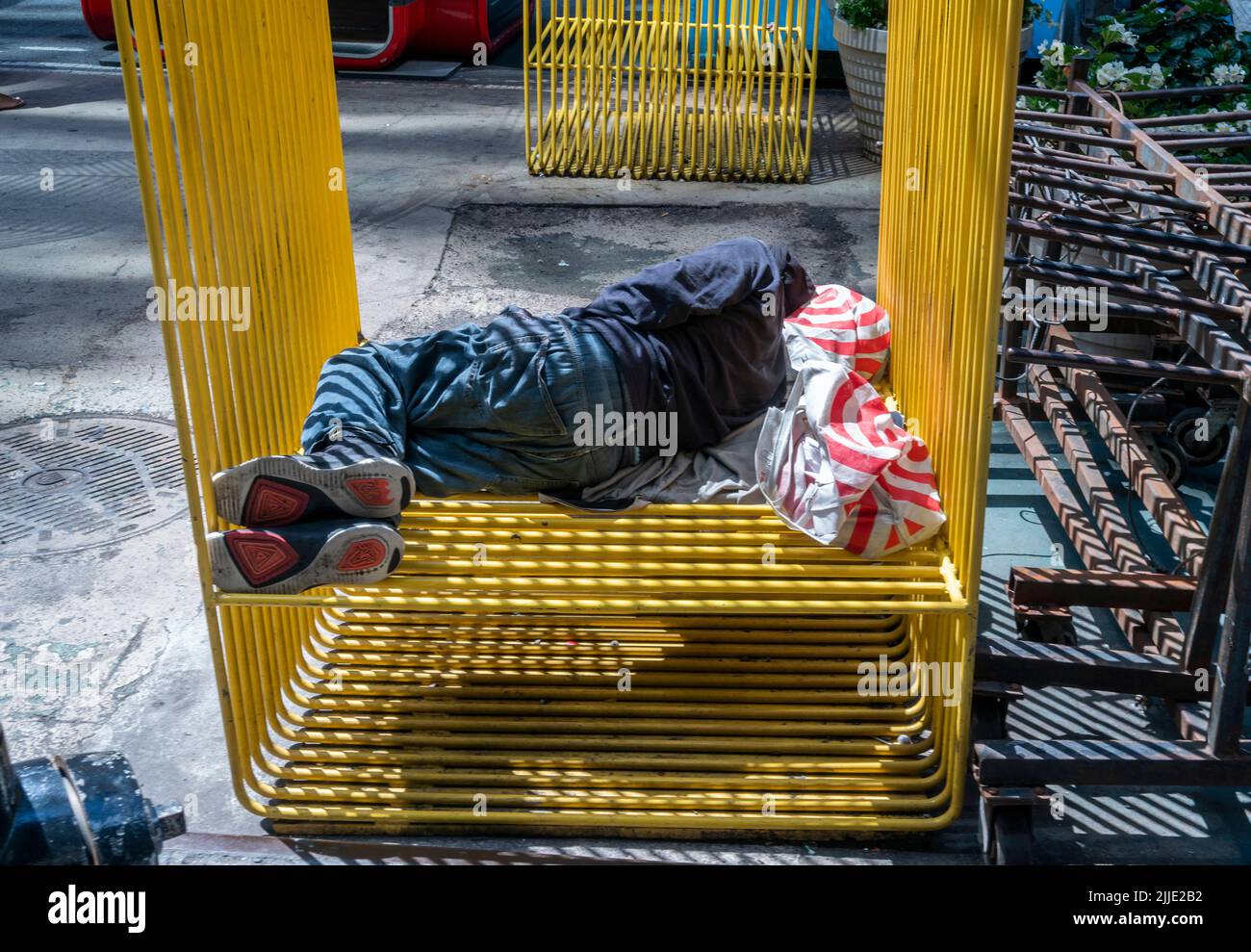 Ein Obdachloser schläft am Donnerstag, den 14. Juli 2022, im Garment District in New York. (© Richard B. Levine) Stockfoto